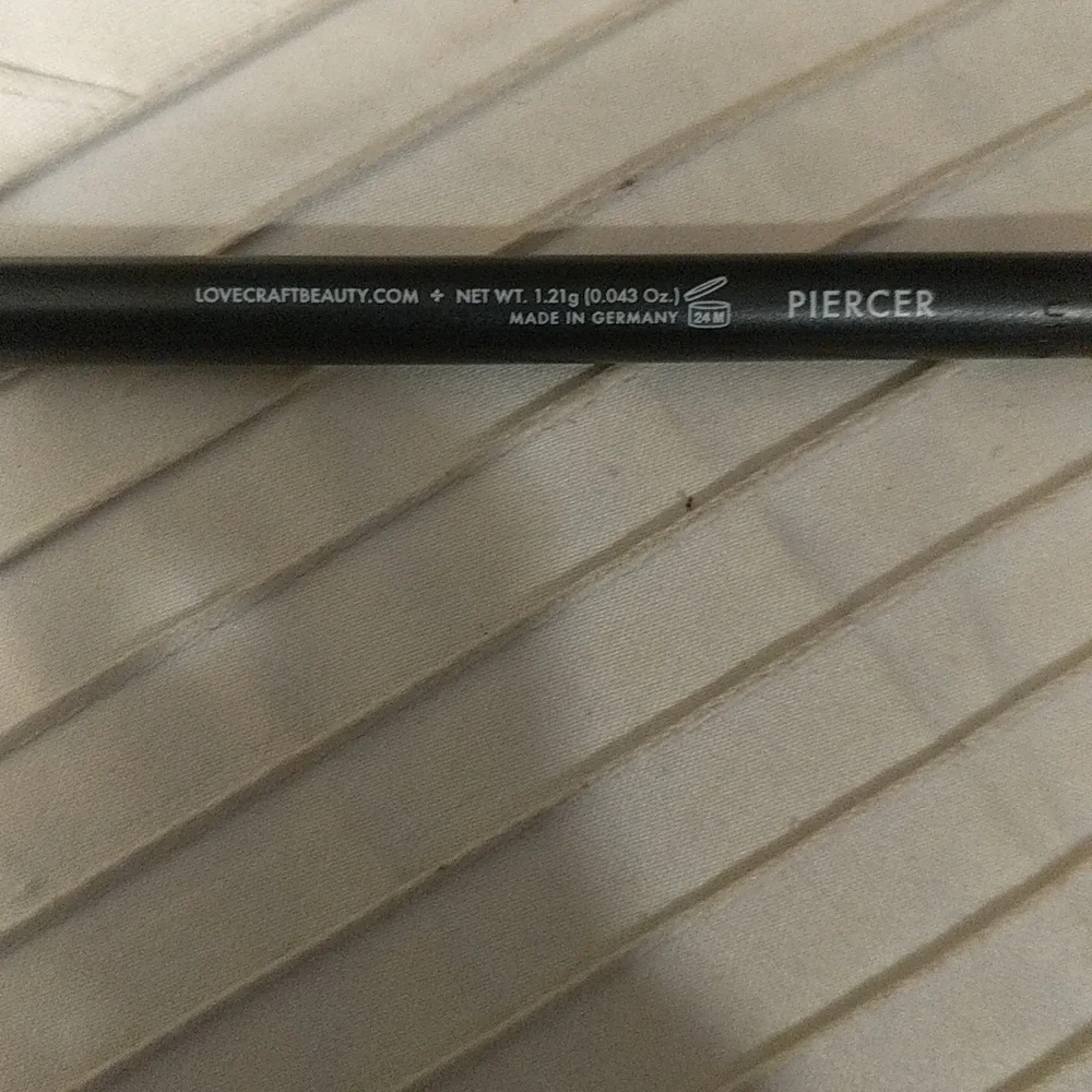Gel line eye pencil